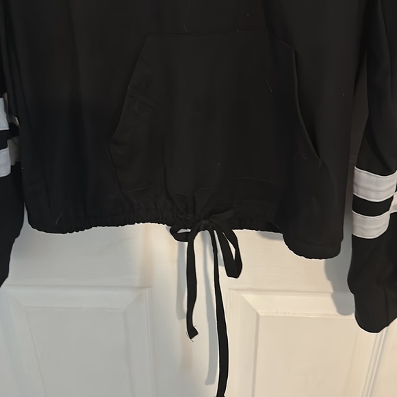 no boundaries black hoodie with detail at neck and white stripes on sleeves - Picture 4 of 13